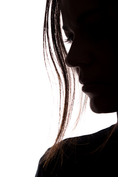 一个悲伤的年轻女子的剪影图片下载