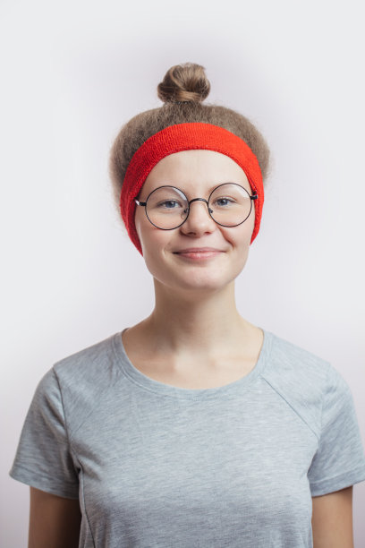 活泼有野心的女孩喜欢运动。图片下载