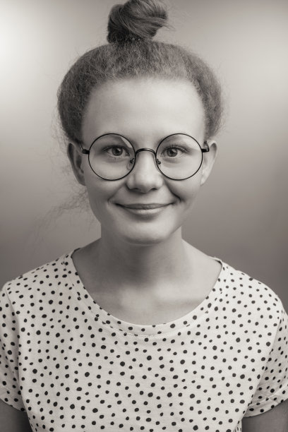 聪明的女性戴着圆框眼镜。黑白照片图片下载