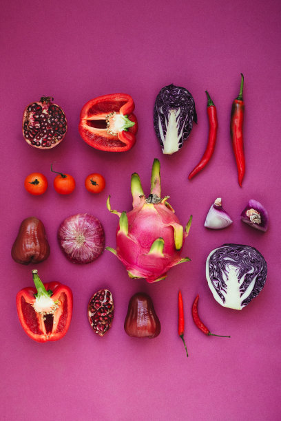 各种红色、紫色和粉红色的水果和蔬菜扁平地堆在一起图片下载