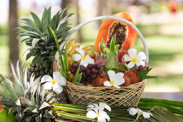 桌上篮子里的花朵特写镜头图片下载