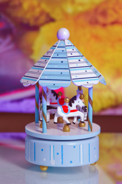 儿童旋转木马的照片。旋转木马。为有马的孩子准备的旋转木马。Merrygoround。孩子们在快乐的旋转木马游乐场游戏卡通小人工旋转木马图片下载