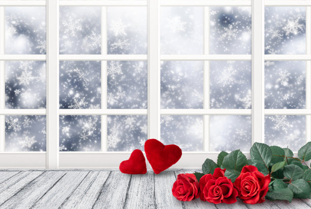 家庭室内装饰与窗户和红心和玫瑰花木制桌子上的情人节和下雪的天气外面图片下载
