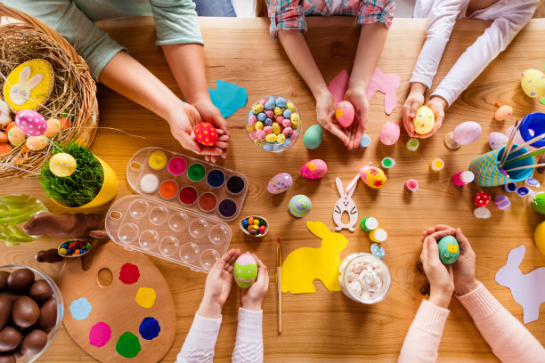 上面高角度的工作地点，桌子，一组人，妇女，家庭主妇手中拿着多彩的现代迷人的装饰配件手工制品设计室内图片下载