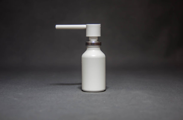 黑色背景上的白色瓶子图片下载