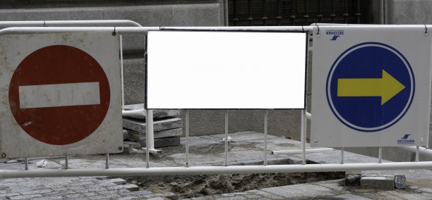 空白广告牌模拟在街上与街道信号广告显示图片下载