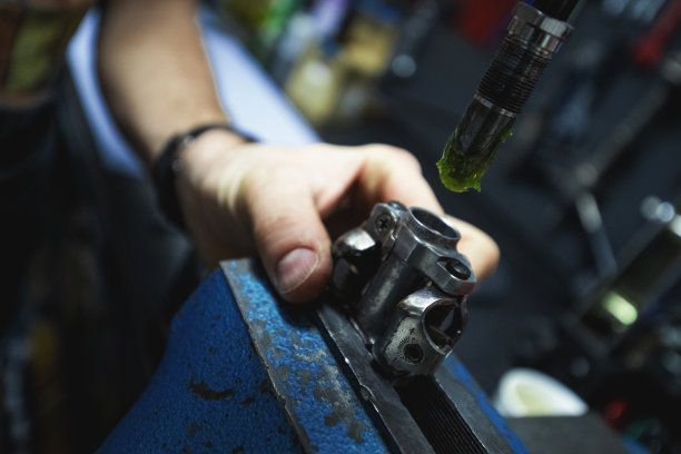 人修理自行车图片下载