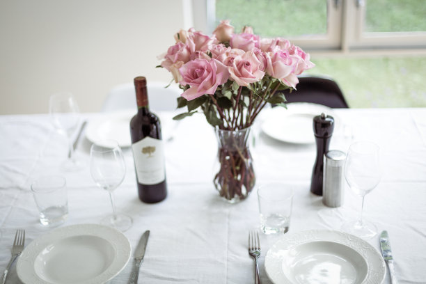 餐桌已摆好图片下载