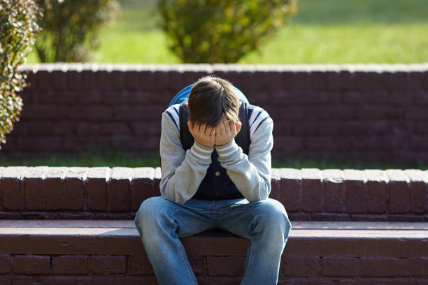 一个男生在学校的院子里哭图片下载