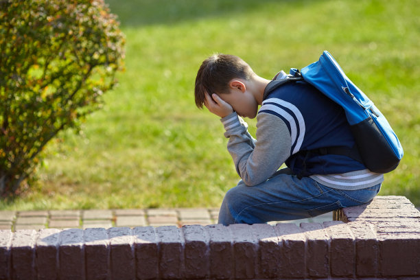 一个男生在学校的院子里哭图片下载