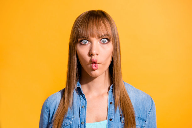 她的特写肖像，她很好，有吸引力的，愉快的，愉快的，疯狂的直发女士的痛苦孤立在明亮生动的亮黄色背景图片下载