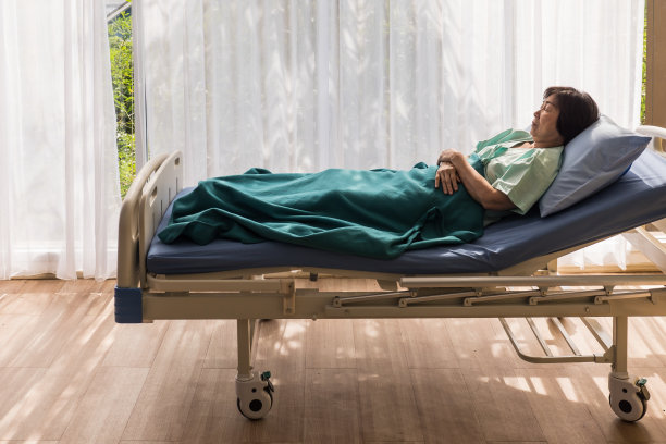 孤独的老年女病人睡在医院的床上图片下载