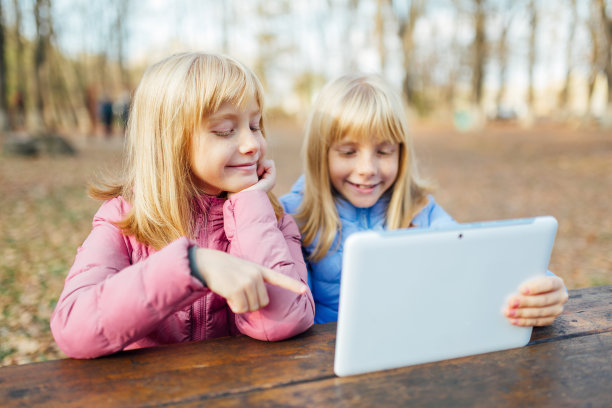 公园里的双胞胎女孩图片下载