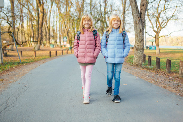 公园里的双胞胎女孩图片下载