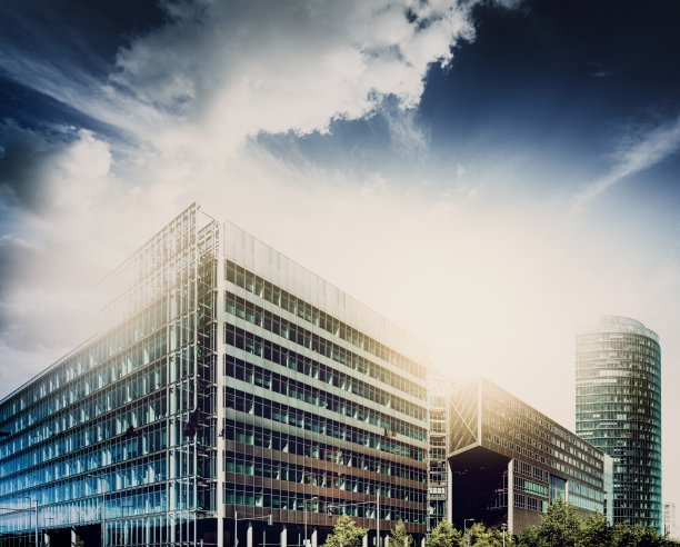 阳光下的摩天大楼图片下载