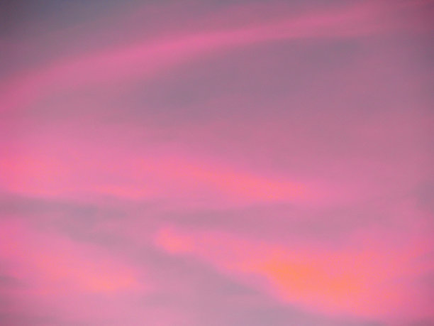 戏剧性的日落天空背景与火红的云，黄色，橙色和粉红色的颜色图片下载