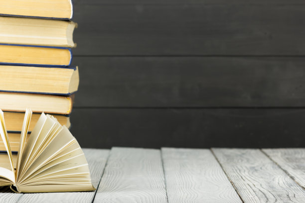 打开书，木桌上的精装书。回到学校。本空间图片下载