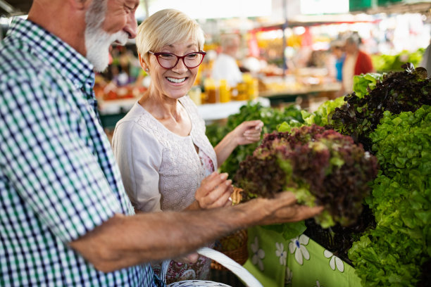 一对老年夫妇在市场买菜图片下载