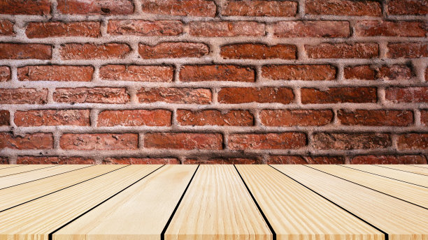 近距离拍摄的模型复古红色砖纹理背景与现代木板桌面透视展示广告，推广产品或项目概念。图片下载
