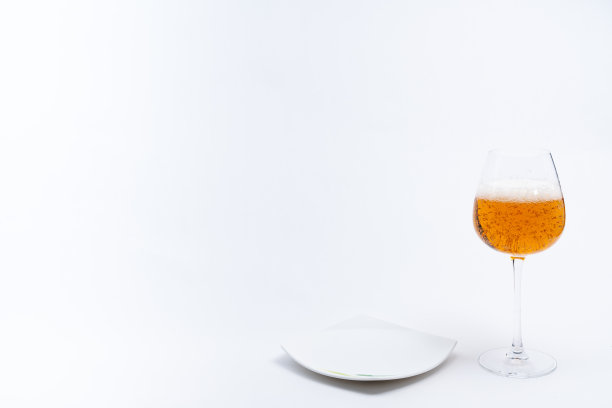 酒精饮料，如葡萄酒或啤酒使用玻璃酒杯制成的水晶。图片下载