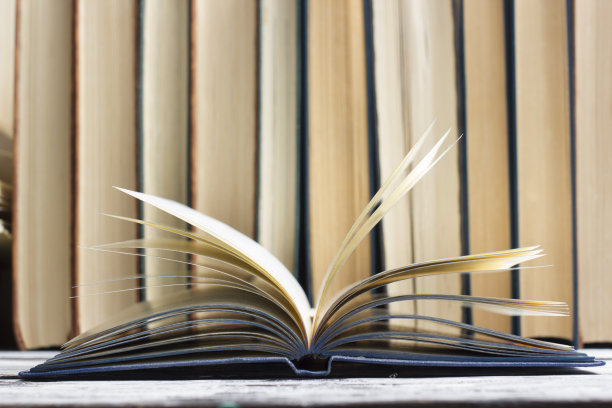 打开书，木桌上的精装书。回到学校。本空间图片下载