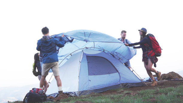 和朋友一起野营图片下载