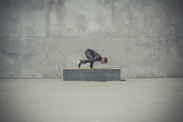 做倒立的商人图片下载