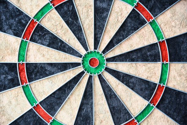 运动圈玩飞镖，特写图片下载