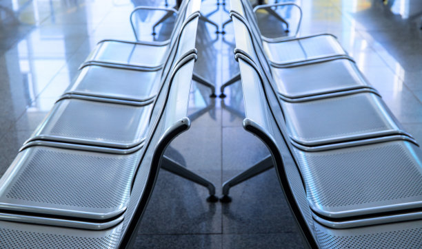 清空机场的金属椅子。等候室家具照片。机场离港或抵港概念照片。图片下载