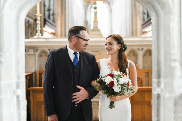 父亲牵着女儿走过红毯图片下载