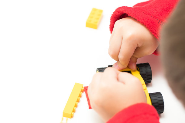 男孩们手玩建筑图片下载