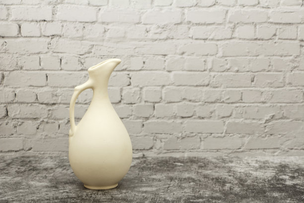 陶器，花瓶，罐子的白色粘土在灰色的石头背景。陶器模型由白色粘土在灰色的背景。图片下载