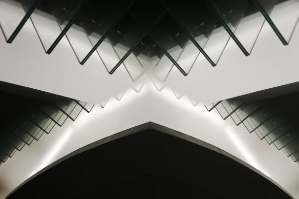 计算机图形图像的未来主义玻璃栏杆在暮色。不寻常的抽象现代建筑或背景高科技风格。图片下载