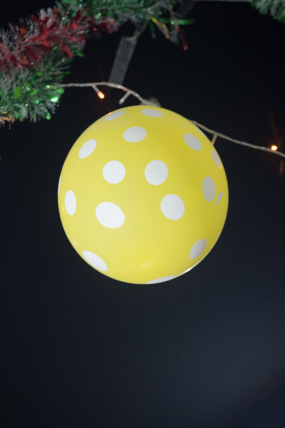 黄色的带圆点的气球在晚会上图片下载
