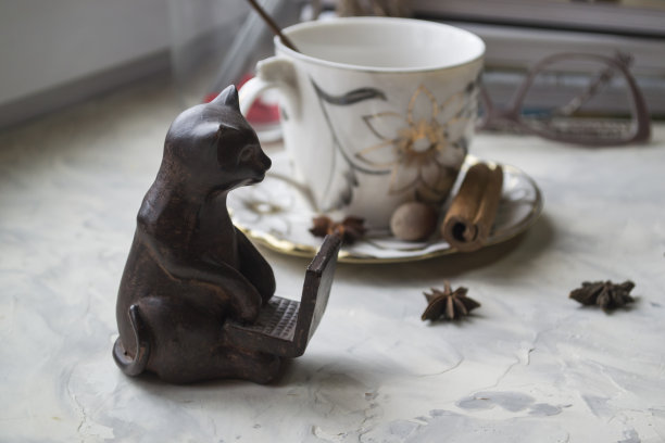 一杯咖啡和桌上的装饰。图片下载