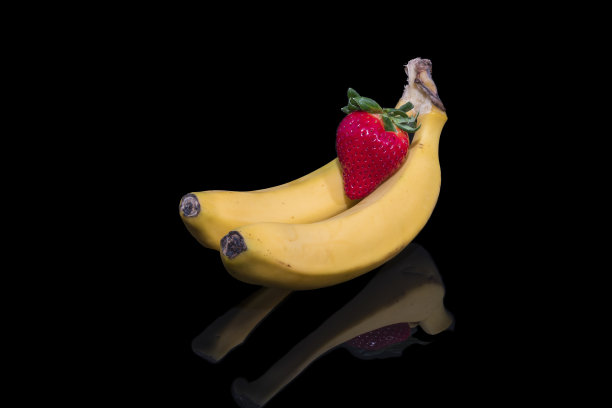 香蕉和草莓的倒影图片下载