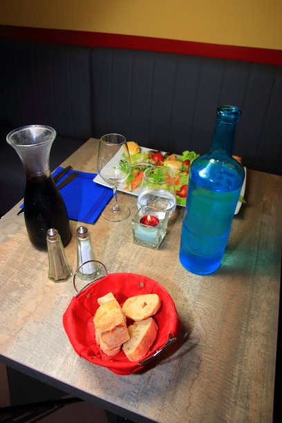 有混合沙拉和餐具的餐厅餐桌图片下载