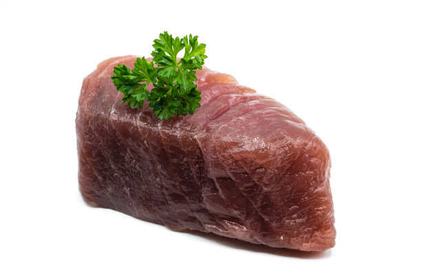 白色背景上孤立的一片生金枪鱼图片下载