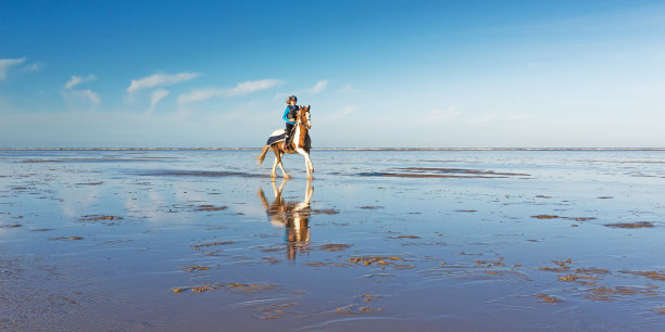 海滩上的年轻骑手图片下载