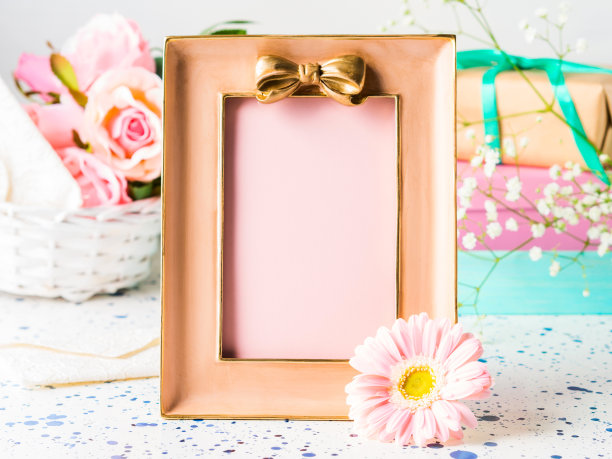 粉色框架，蝴蝶结和鲜花，礼盒图片下载