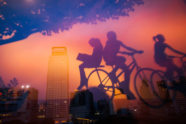 镜像，内部视图的书店和镜像图片的儿童骑自行车在前景。黄昏背景下的曼谷。图片下载