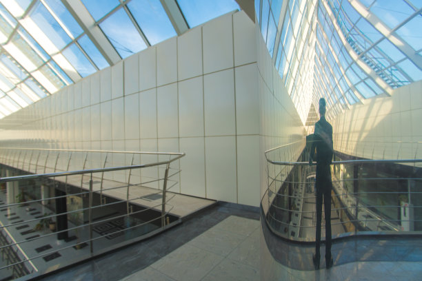 商人在镜柱上的倒影图片下载