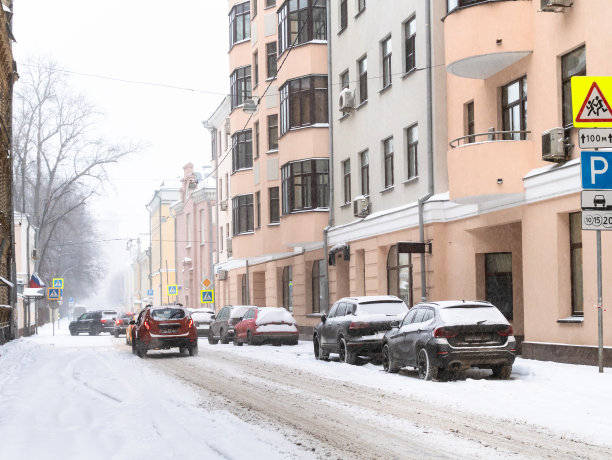 莫斯科市中心的街道在降雪中图片下载