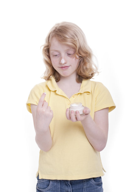 一个孩子在用面霜图片下载