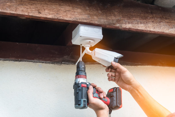 安装IP无线闭路电视摄像头的技术人员图片下载