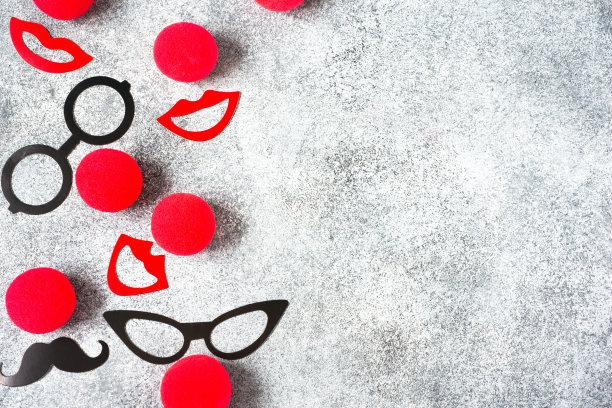 红鼻子日，戴着眼镜的红鼻子，留着小胡子。健美的深负的。图片下载