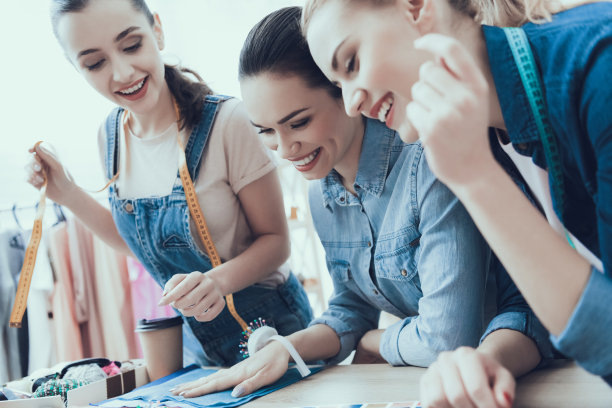 女性选择材料并一起咨询图片下载