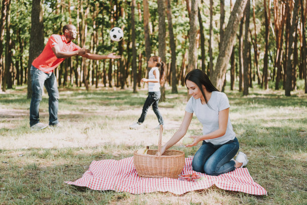 跨国家庭的概念。准备野餐。图片下载