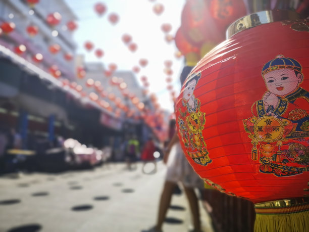 五彩缤纷的中国新年红色和金色的传统节日灯笼装饰着清迈市中心河流附近著名的传统清迈Worawot市场的一部分，同时游客和当地人通过街道欣赏装饰。图片下载