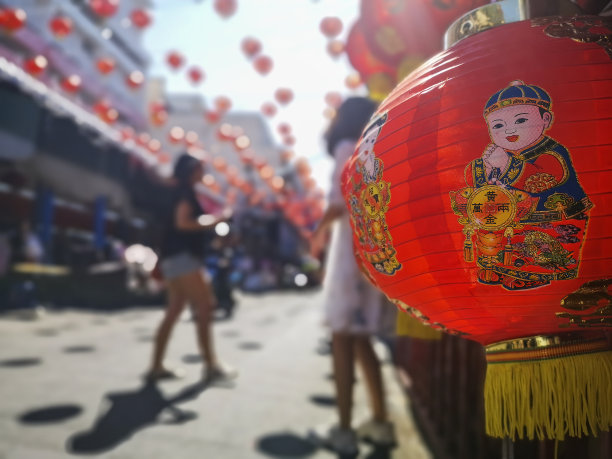 五彩缤纷的中国新年红色和金色的传统节日灯笼装饰着清迈市中心河流附近著名的传统清迈Worawot市场的一部分，同时游客和当地人通过街道欣赏装饰。图片下载